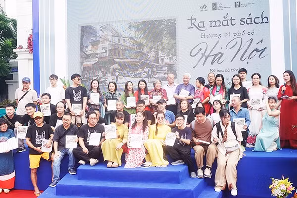 Các vị khách mời và thành viên Nhóm Ký họa đô thị Hà Nội trong buổi ra mắt cuốn sách “Hương vị phố cổ Hà Nội - Ký họa và tùy bút”.
