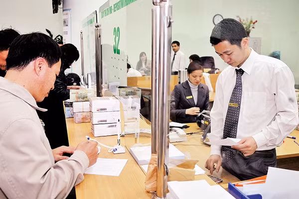 Các doanh nghiệp đang đối diện với việc không thể tiếp cận nguồn vốn tín dụng vì hàng loạt rào cản. Ảnh: NAM ANH