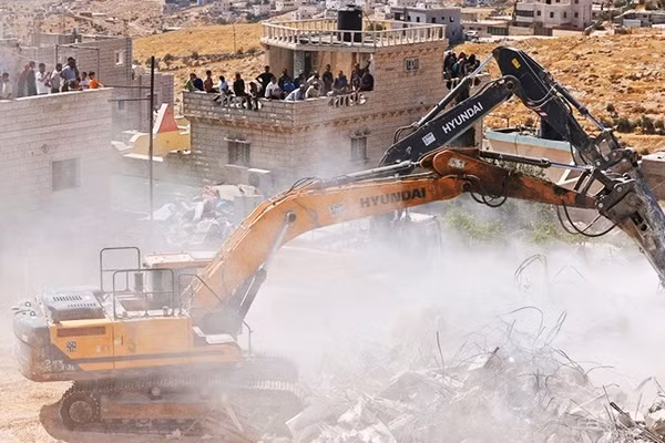 Quân đội Israel phá dỡ nhà của người Palestine ở Hebron. Ảnh: BBC NEWS