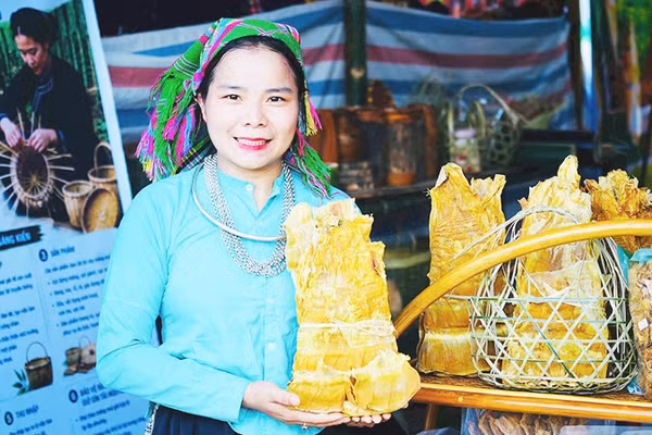 Chị Nguyễn Thị Dím giới thiệu sản phẩm măng khô tại một hội chợ hàng nông sản.