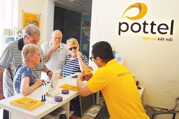 Khách du lịch nước ngoài đang được tư vấn sử dụng SIM du lịch Pottel.