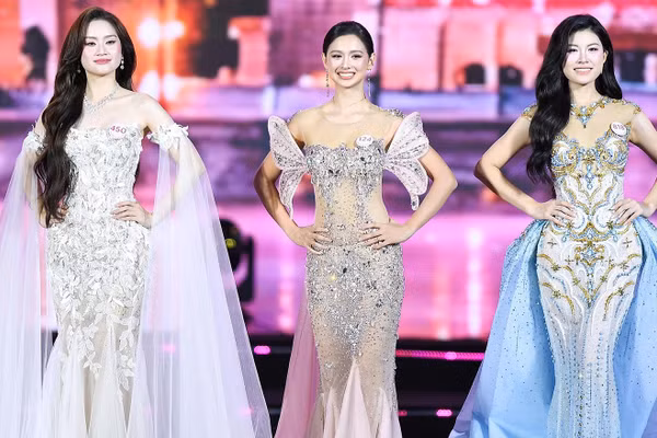 Các thí sinh trình diễn trang phục dạ hội đêm Chung khảo. (Ảnh: Ban tổ chức)