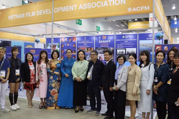 Đoàn đại biểu tham dự lễ khai trương Gian hàng Điện ảnh Việt Nam. (Ảnh: VFDA)