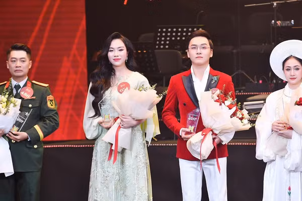 Đặng Ngọc Anh (thứ hai từ trái sang) nhận giải tại cuộc thi Tiếng hát Hà Nội 2024.