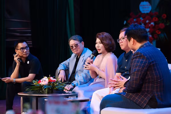 Trung tá, Thạc sĩ Phương Mai chia sẻ về sản phẩm âm nhạc của mình. (Ảnh: PHONG THUẦN)