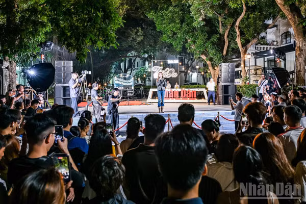 Ca sĩ Lynklee biểu diễn tại show "Tán Đa" số 2. (Ảnh: THÀNH ĐẠT)