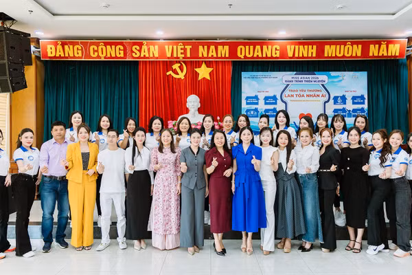 Các đại biểu, Ban tổ chức, các nhà tài trợ và Top 20 thí sinh Miss Asian 2026 chụp ảnh lưu niệm. (Ảnh: Ban tổ chức)