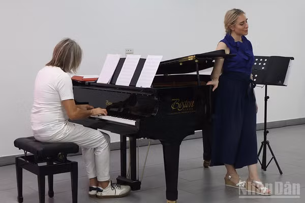 Nữ ca sĩ opera Valentina Volpe Andreazza hướng dẫn người tham gia workshop, với phần đệm piano của nghệ sĩ Francesco Morettini. 