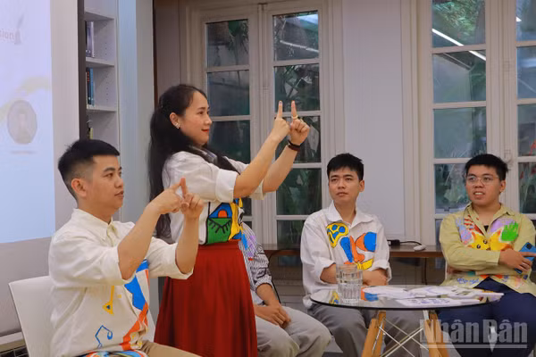 Toạ đàm là cơ hội để người điếc được chia sẻ tiếng nói của mình đến với công chúng. (Ảnh: KHÁNH LY)
