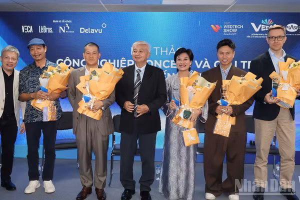 Các diễn giả và đại biểu tại hội thảo. (Ảnh: KHÁNH LY)