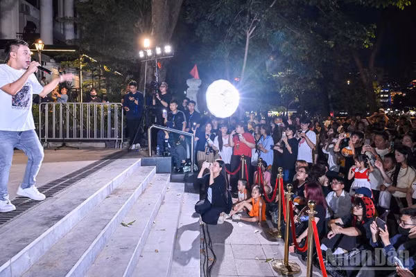 Ca sĩ Vinh Khuất và khán giả tại "Tán Đa Show" số 3. (Ảnh: THÀNH ĐẠT)