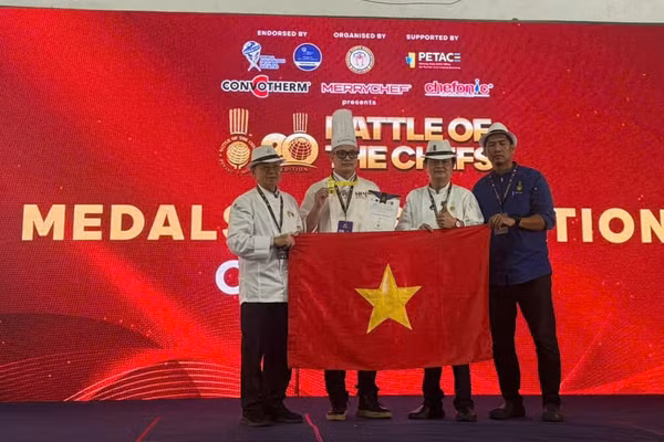 Chef Lưu Huỳnh Châu (thứ hai từ trái sang) nhận Huy chương vàng. (Ảnh: Nhân vật cung cấp)