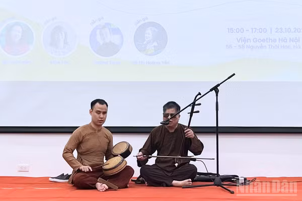 Các nghệ sĩ khuyết tật trình diễn tại tọa đàm. (Ảnh: ANH HUY)