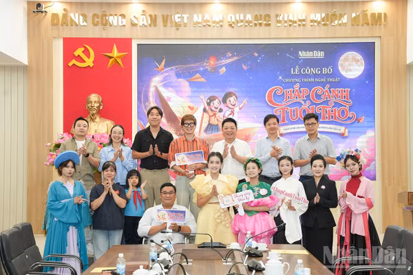 Các đại biểu dự lễ công bố chương trình "Chắp cánh tuổi thơ".