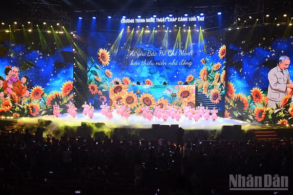 Tiết mục "Ai yêu Bác Hồ Chí Minh hơn thiếu niên nhi đồng". (Ảnh: THẾ ĐẠI)