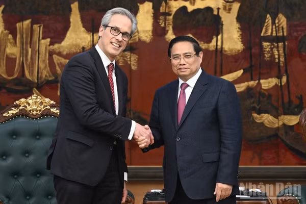 Thủ tướng Chính phủ Phạm Minh Chính và ông Fernando Andresen Guimaraes, Vụ trưởng Vụ Quản trị Đại dương quốc tế và Nghề cá bền vững của Đoàn thanh tra EC. (Ảnh: TRẦN HẢI)