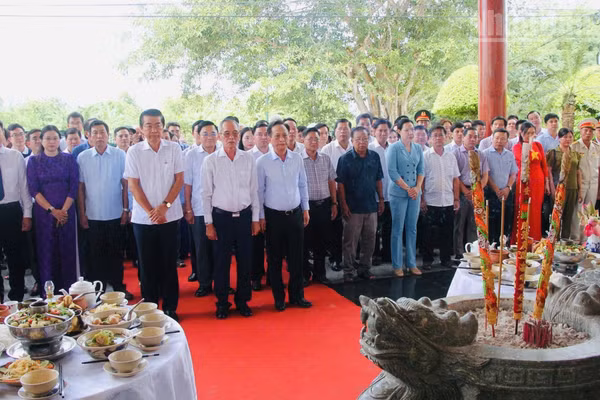 Các đồng chí lãnh đạo, nguyên lãnh đạo Trung ương và tỉnh, cùng đông đảo cán bộ, nhân dân các nơi trong tỉnh Cà Mau viếng Đền thờ Bác Hồ tại xã Châu Thới, ngày 2/9/2026. (Ảnh: TRỌNG DUY).