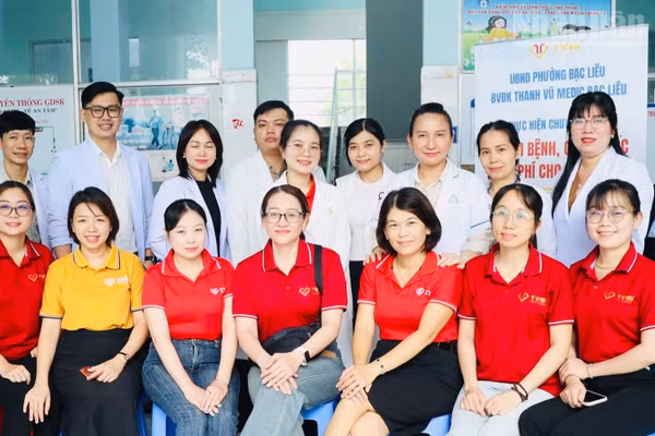 Các cán bộ Y tế Bệnh viện đa khoa Thanh Vũ Medic Bạc Liêu và Trạm Y tế phường Bạc Liêu (tỉnh Cà Mau) tại chương trình khám bệnh và phát thuốc miễn phí cho hơn 300 người cao tuổi trên địa bàn phường. (Ảnh: LIÊU KHẢI ĐẰNG).