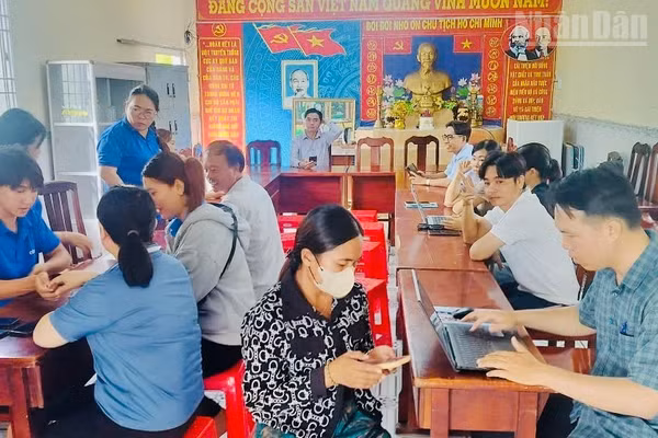 Trung tâm Phục vụ hành chính công xã Vĩnh Hậu phối hợp Công ty Truyền thông Cửu Long tổ chức hỗ trợ người dân cài đặt, sử dụng các tiện ích số trên ứng dụng VNeID và eTax Mobile. (Ảnh: CTV)