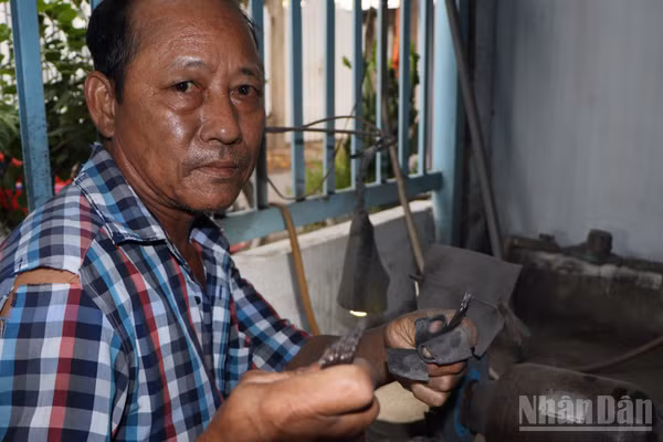Nhiều thợ làm lưỡi câu đã cao tuổi vẫn đam mê gắn bó với nghề. (Ảnh: Thanh Dũng)