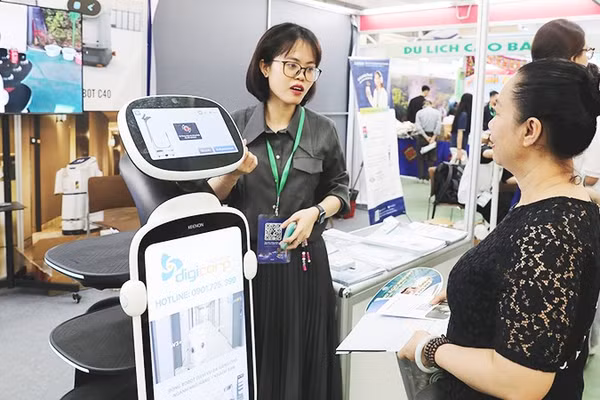 Robot tích hợp công nghệ AI phục vụ du lịch được giới thiệu tại VITM 2026.