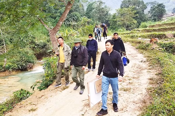 Đoàn văn nghệ sĩ đi thực tế sáng tác ở Pù Luông.