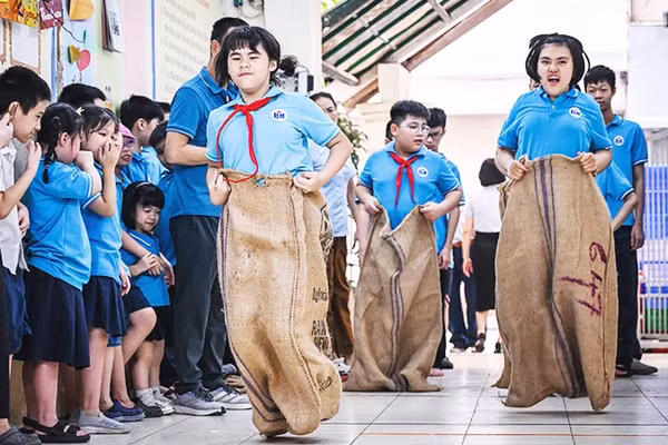 Phần thi nhảy bao bố được các em học sinh hào hứng tham gia.
