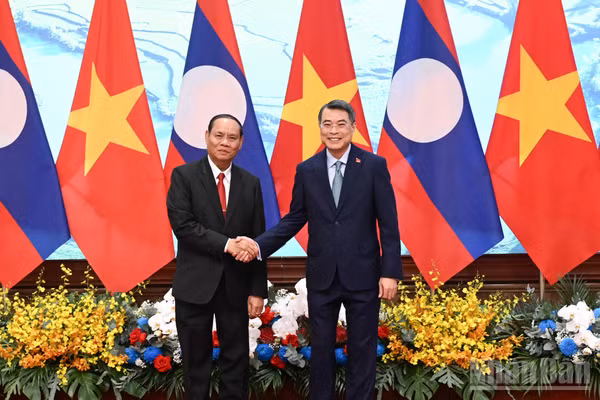 Thủ tướng Lê Minh Hưng và đồng chí Vilay Lakhamfong, Thường trực Ban Bí thư Trung ương Đảng Nhân dân Cách mạng Lào.
