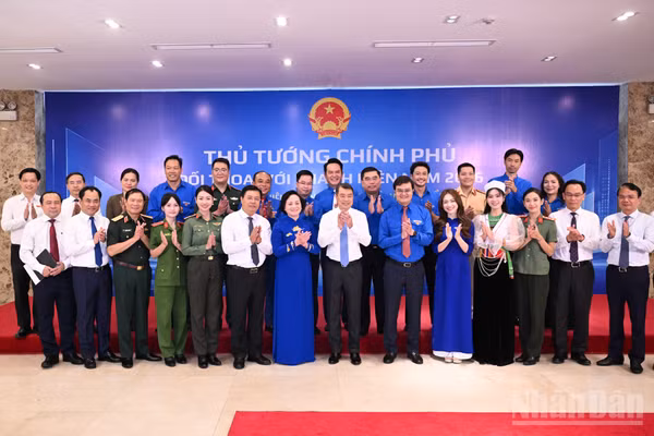 Thủ tướng Lê Minh Hưng và các đại biểu tham dự chương trình đối thoại.