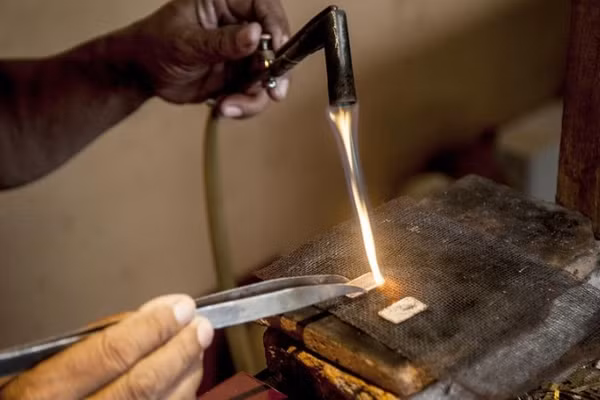 Công nhân đang nung chảy thỏi bạc để làm trang sức bạc tại cơ sở trang sức bạc HS Silver ở Kotagede, Yogyakarta, Indonesia. (Ảnh: Tân Hoa xã)