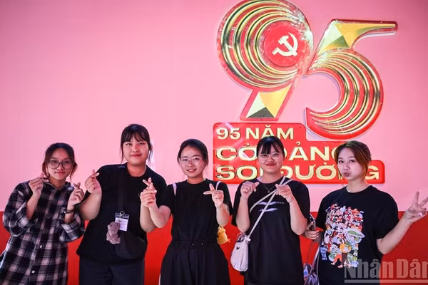 Thế hệ trẻ ngày càng quan tâm và muốn tìm về lịch sử.