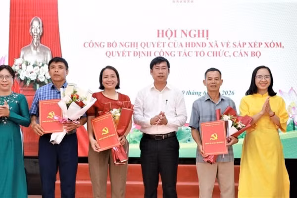 Lãnh đạo xã Giai Lạc, tỉnh Nghệ An, trao quyết định bí thư, xóm trưởng, trưởng ban công tác Mặt trận xóm Lăng Thành sau sắp xếp. (Ảnh: HÀ NGUYỄN)