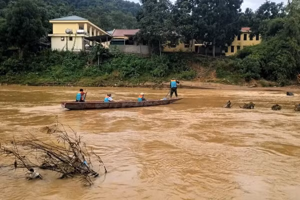 Lực lượng chức năng dùng thuyền hỗ trợ người dân di chuyển lúc cần thiết. (Ảnh: Cơ sở cung cấp)