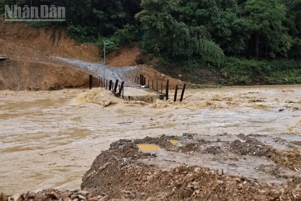 Khoảng 9 giờ ngày 20/8, cầu tạm bắc qua khe Hội Nguyện thuộc địa phận bản Yên Thắng, xã Yên Hòa bị nước lũ cuốn trôi. (Ảnh: CSCC)