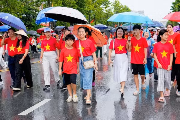 Đông đảo người dân tham gia Chương trình "Cùng Việt Nam tiến bước" năm 2025 tại Nghệ An. (Ảnh: CTV)