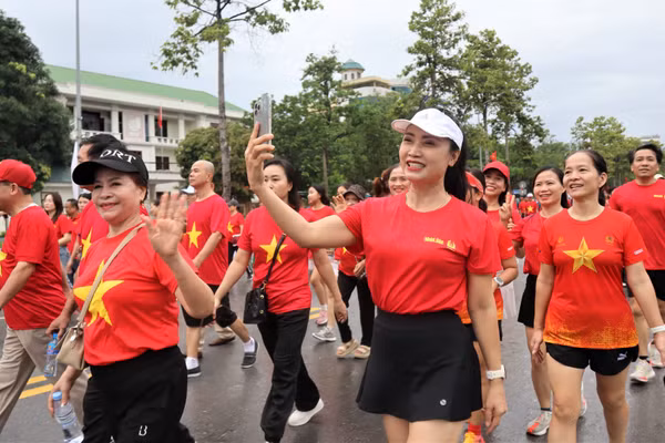 Tiếp sau nghi thức chào cờ, hoạt động đi bộ chính bắt đầu tại tất cả các địa phương. (Ảnh: HP)