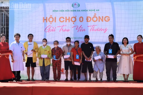 Bên cạnh các sản phẩm thiết yếu, 40 người bệnh có hoàn cảnh đặc biệt khó khăn được hỗ trợ thêm 500 nghìn đồng/người. (Ảnh: TRẦN TRUNG HIẾU)