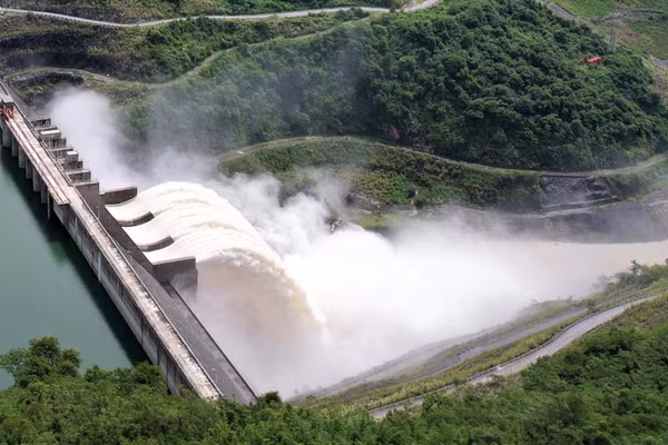 Thủy điện Bản Vẽ xả lũ, điều tiết lưu lượng nước. (Ảnh: CTV)
