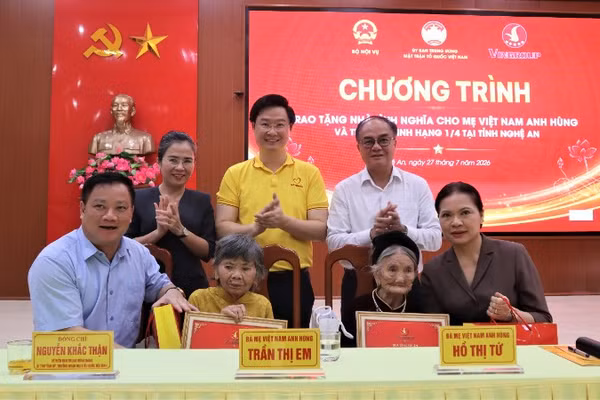 Các đại biểu trao quà của chương trình cho ba Mẹ Việt Nam Anh hùng ở các xã: Đại Huệ và Kim Liên, tỉnh Nghệ An.