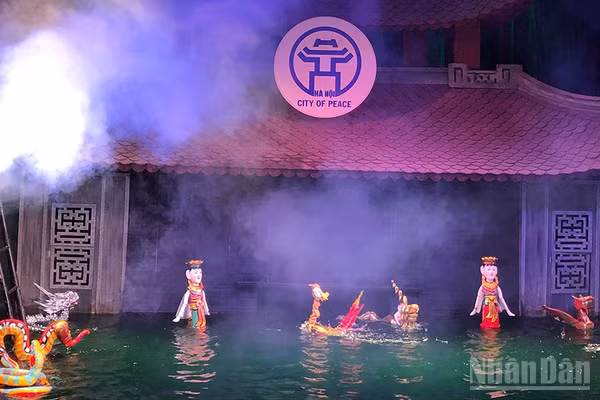 Trình diễn rối nước tại Nhà hát múa rối Thăng Long.