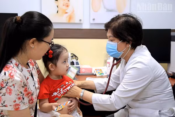 Các bác sĩ tại Bệnh viện đa khoa Thanh Vũ Medic Bạc Liêu và Bệnh viện Tim Tâm Đức (tại Thành phố Hồ Chí Minh) khám bệnh và cấp thuốc miễn phí cho trẻ em có hoàn cảnh khó khăn tỉnh Cà Mau. (Ảnh: TRỌNG DUY)