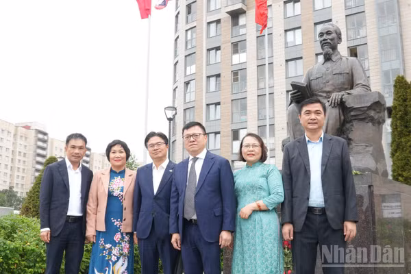Đoàn công tác Báo Nhân Dân dâng hoa tại Tượng đài Chủ tịch Hồ Chí Minh ở Saint Petersburg.