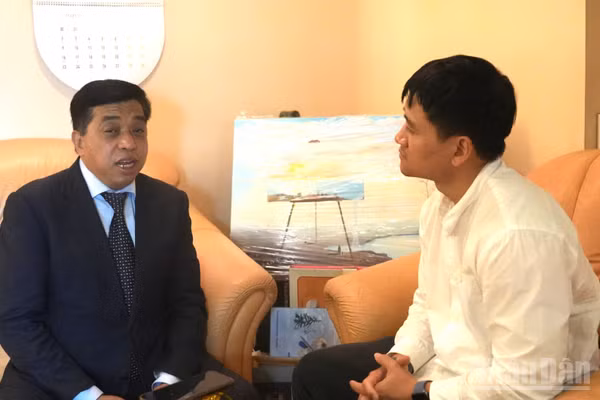 Ông Trần Phú Thuận trả lời phỏng vấn. (Ảnh: THANH TRAI)