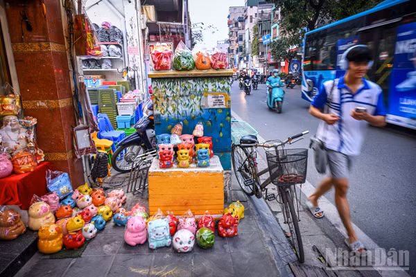 Người đi bộ buộc phải đi xuống lòng đường.