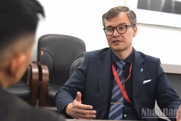 Ông Evgeny Vlasov trả lời phỏng vấn phóng viên Báo Nhân Dân. (Ảnh: THANH TRAI)