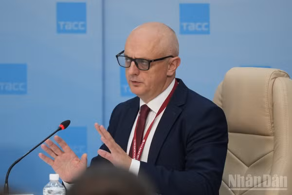 Ông Konstantin Sidorenko tham gia một cuộc thảo luận do TASS tổ chức. (Ảnh: THANH THỂ)