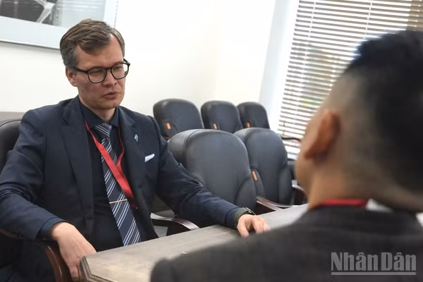 Ông Evgeny Vlasov trả lời phỏng vấn phóng viên Báo Nhân Dân. (Ảnh: THANH TRAI)