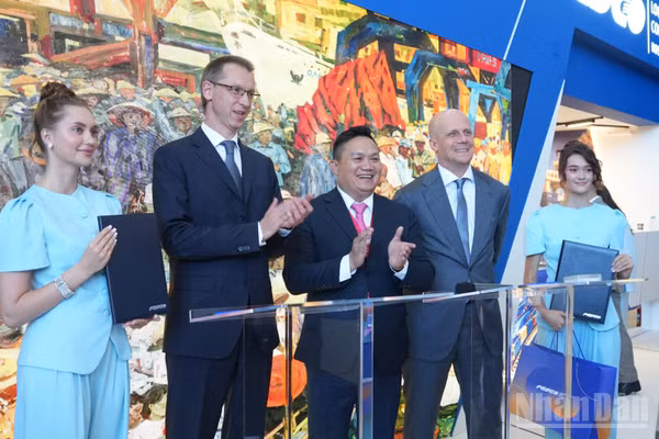 Văn kiện được Phó Tổng Giám đốc VIMC Lê Quang Trung và Tổng Giám đốc FESCO Pyotr Ivanov ký tại Vladivostok ngày 3/9. (Ảnh: THANH THỂ)