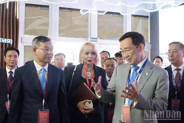 Bộ trưởng Tài chính Việt Nam Ngô Văn Tuấn gặp ông Aysen Nikolayev, người đứng đầu Cộng hòa Sakha (Yakutia), Liên bang Nga. (Ảnh: THANH THỂ)