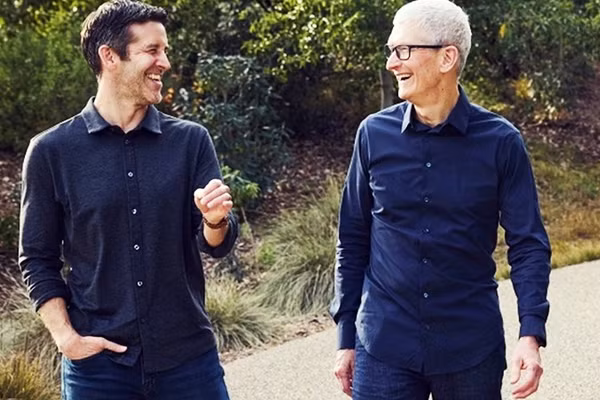 Ông John Ternus (bên trái) và Tim Cook tại trụ sở của Apple. Ảnh: CNN